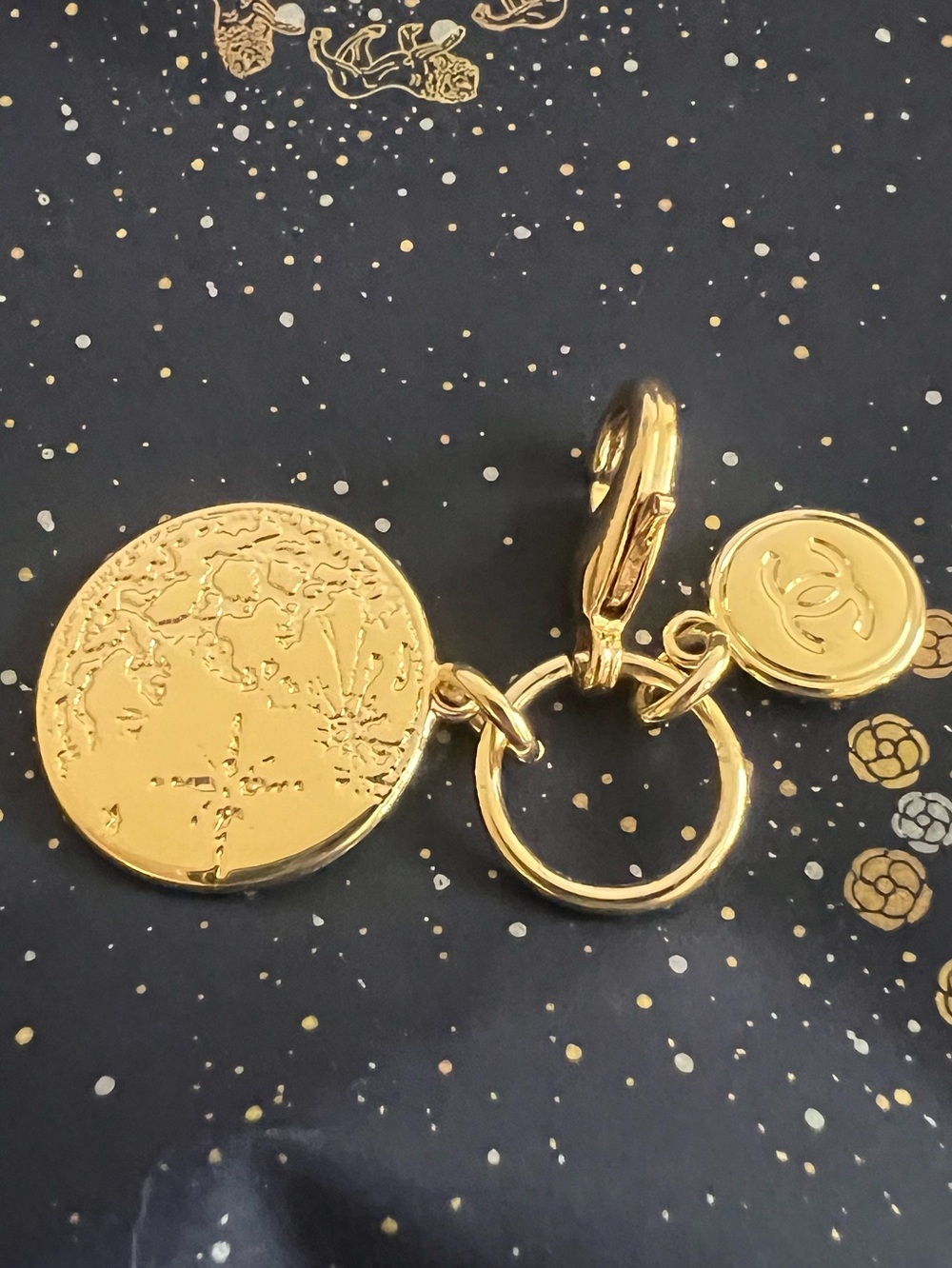 CHANEL Gold-Tone Coin Charm Holder with CC Logo New - Picture 4 of 8